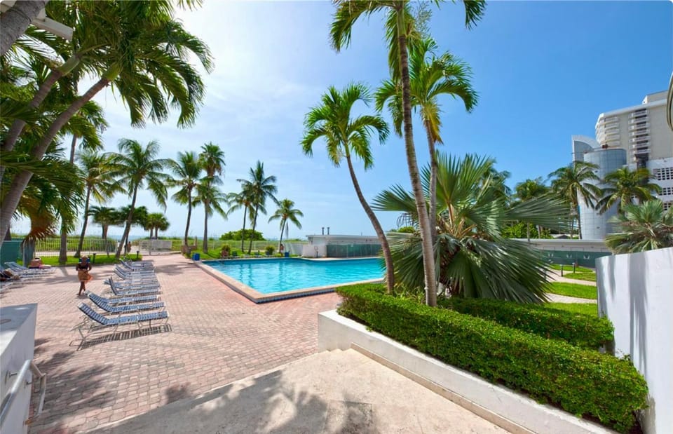 2 beds - Beachfront, Pool & Ocean Access Apartment in Miami Beach
