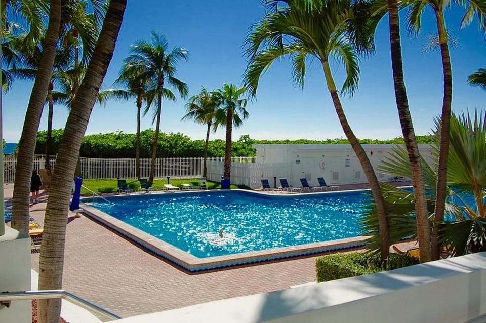 2 beds - Beachfront, Pool & Ocean Access Apartment in Miami Beach