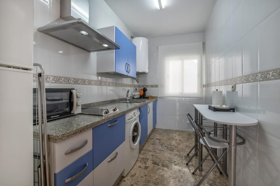 Kitchen or kitchenette, minibar, stove, toaster, washing machine