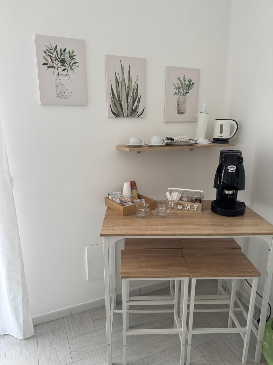 Coffee/tea facilities, Food, minibar