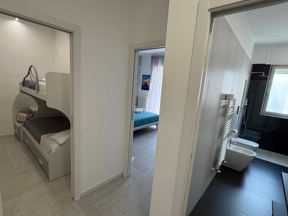 Bathroom, Bedroom, towels