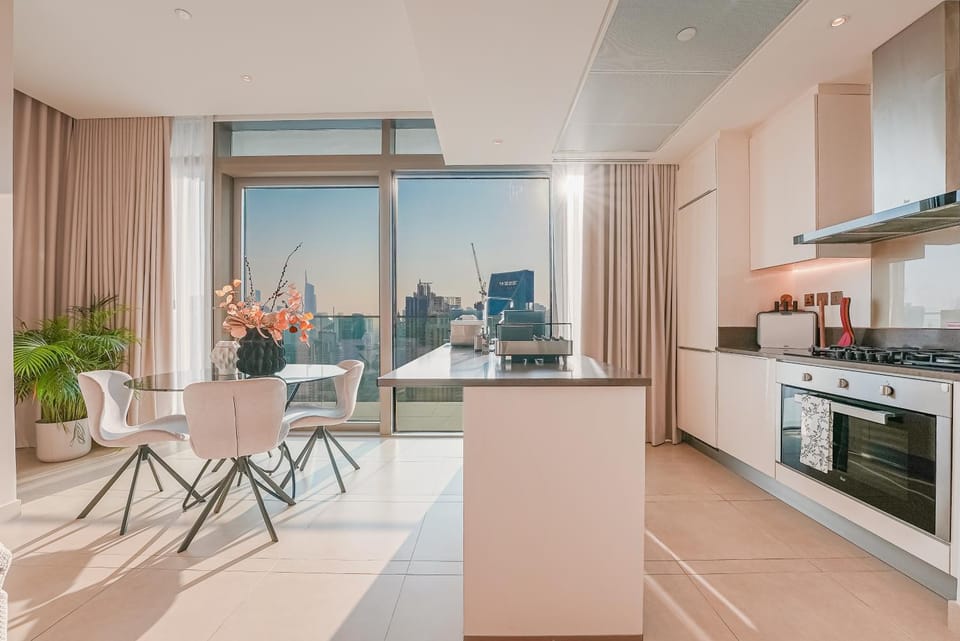 Kitchen or kitchenette, Seating area, Dining area, City view, minibar, pet friendly, stove