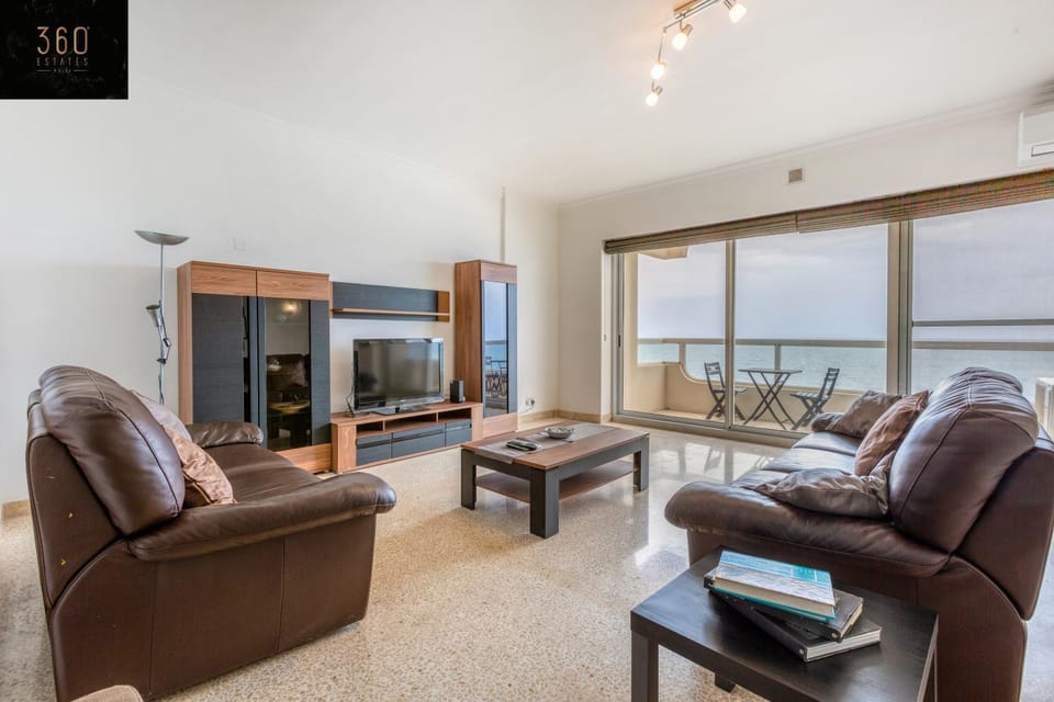 Communal lounge/ TV room, TV and multimedia, Living room, Seating area, Evening entertainment
