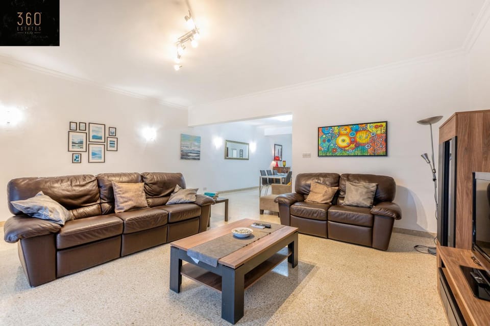 Communal lounge/ TV room, TV and multimedia, Living room, Seating area, Evening entertainment