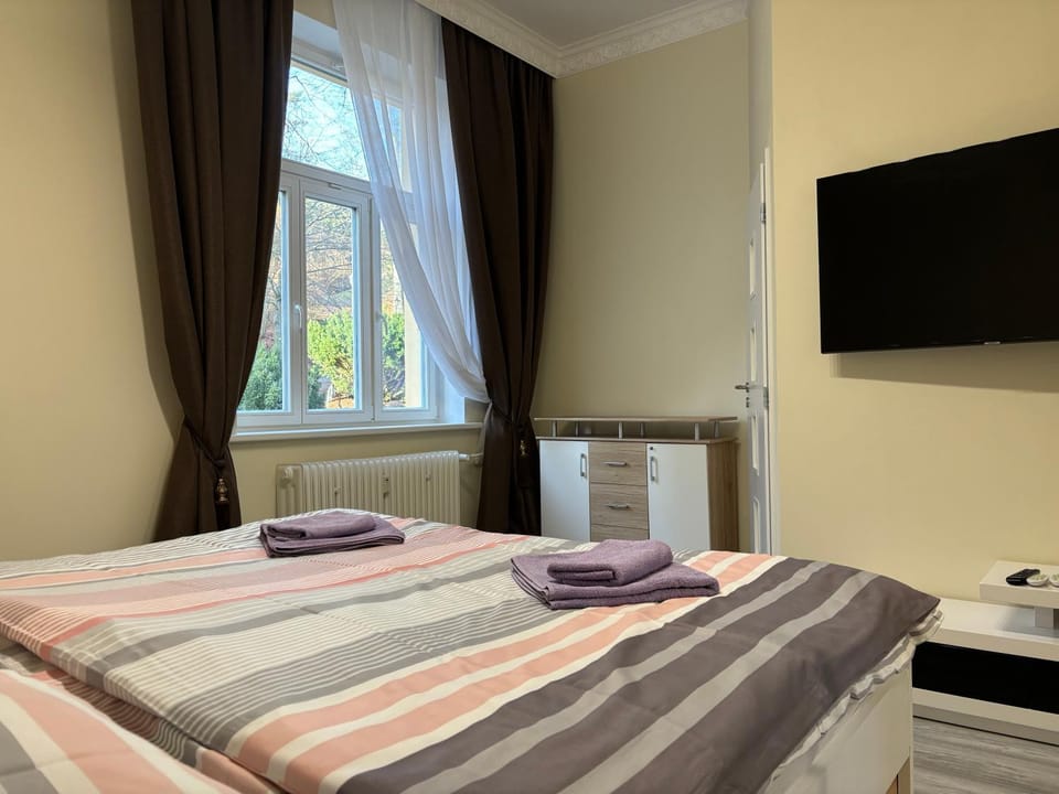 Bed, TV and multimedia, Bedroom, towels