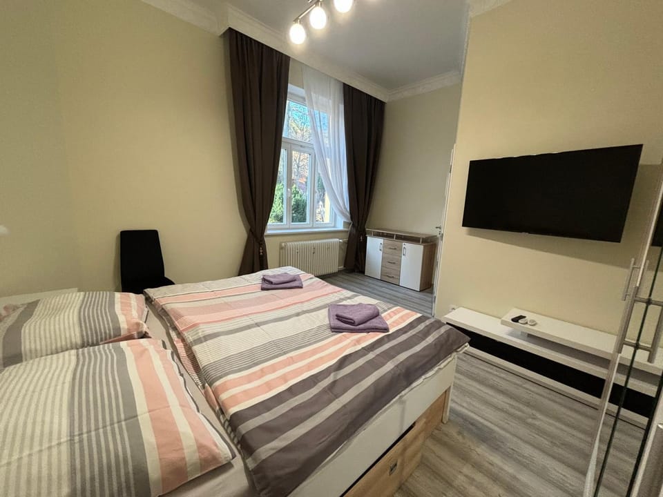 Bed, TV and multimedia, Bedroom