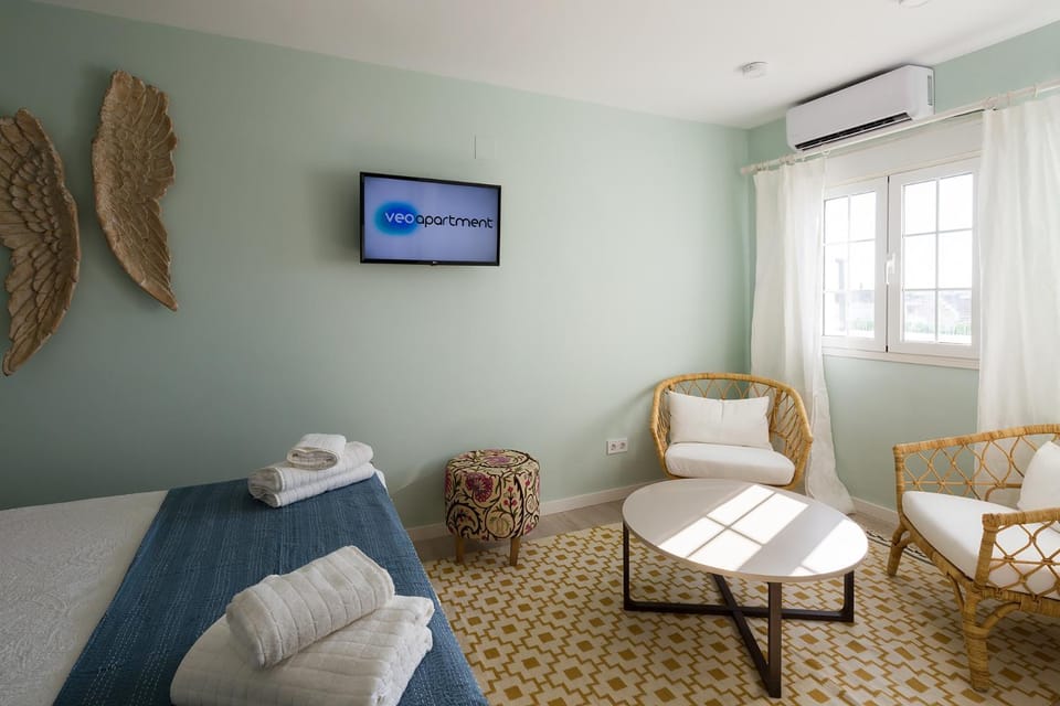 Bed, TV and multimedia, air conditioner