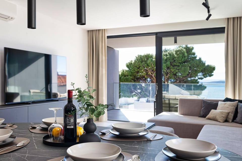 Communal lounge/ TV room, TV and multimedia, Balcony/Terrace, Living room, Seating area, Dining area, Sea view