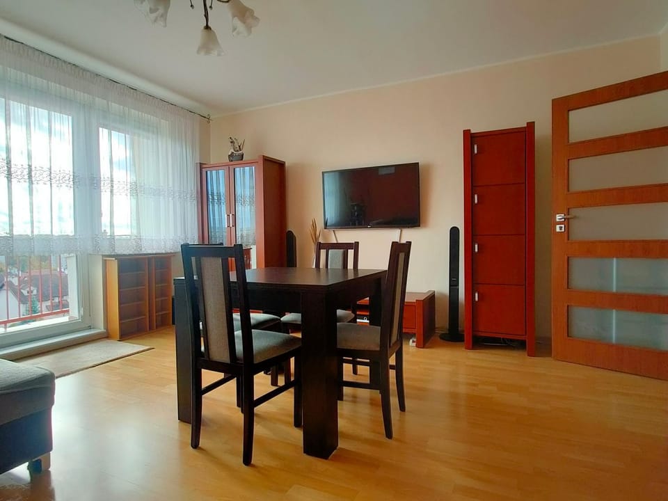 Communal lounge/ TV room, TV and multimedia, Living room, Seating area, Dining area, Evening entertainment
