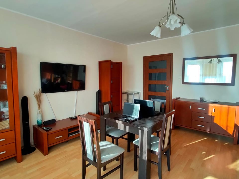 Communal lounge/ TV room, TV and multimedia, Living room, Seating area, Dining area, Evening entertainment