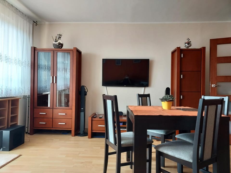 Communal lounge/ TV room, TV and multimedia, Living room, Seating area, Dining area, Evening entertainment, wardrobe