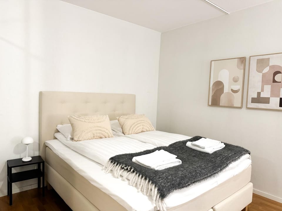 Bed, Photo of the whole room, Bedroom, towels