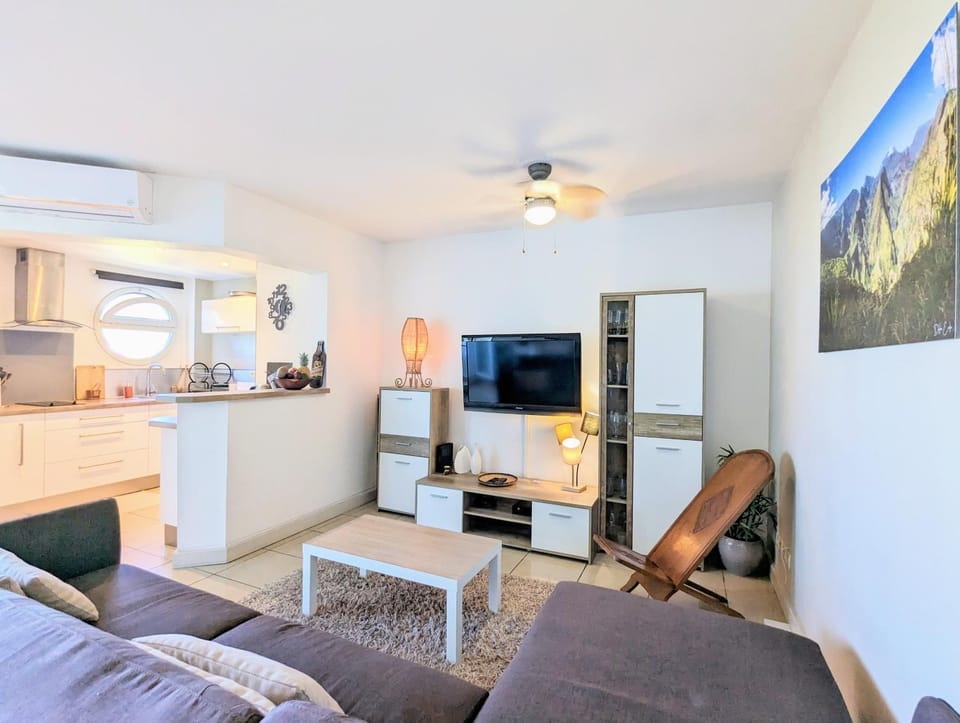 TV and multimedia, Living room, Seating area, fireplace