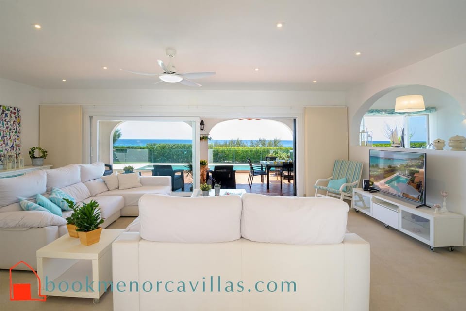 Natural landscape, Living room, Seating area, Pool view, Sea view