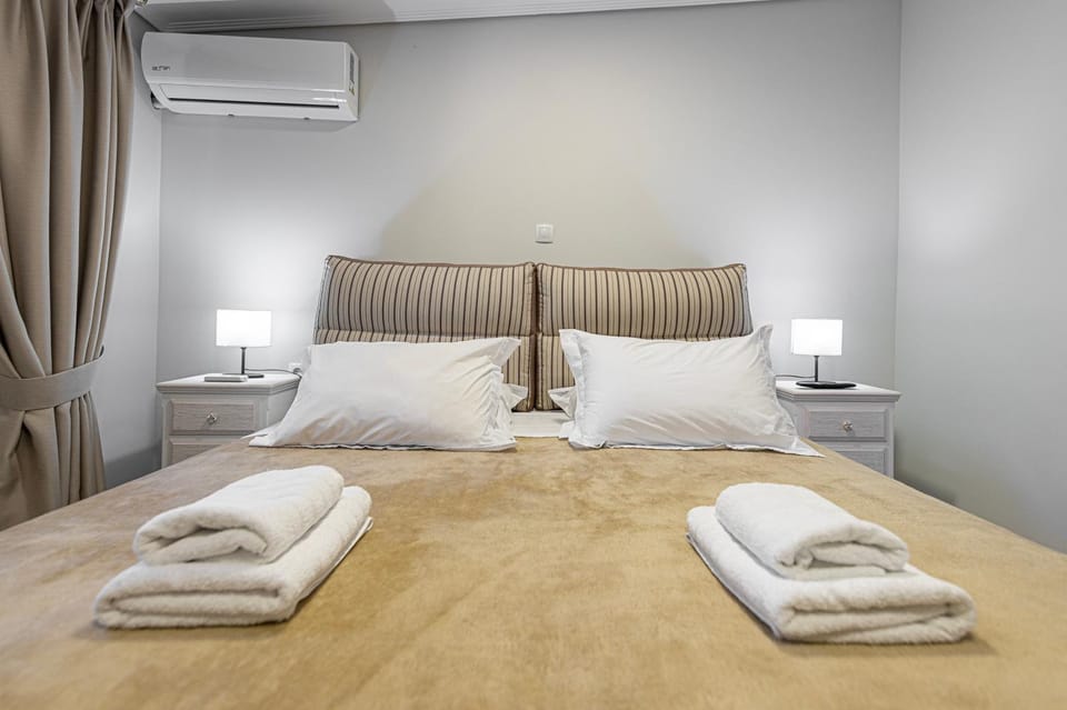 Bed, Bedroom, towels