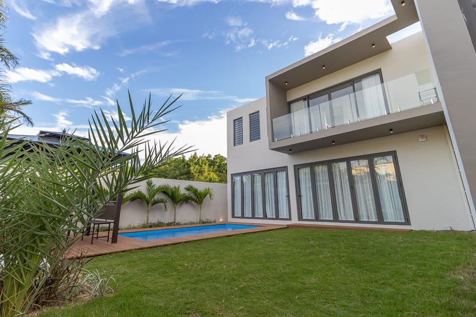 Property building, Garden, Garden view, Pool view, Swimming pool, sunbed