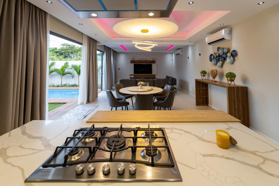TV and multimedia, Kitchen or kitchenette, Dining area, stove