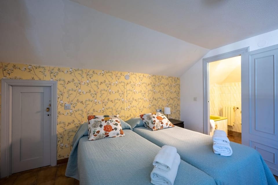 Bed, Bathroom, Bedroom, towels