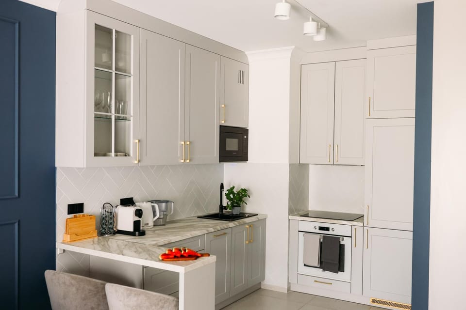 Coffee/tea facilities, Kitchen or kitchenette, oven, stove