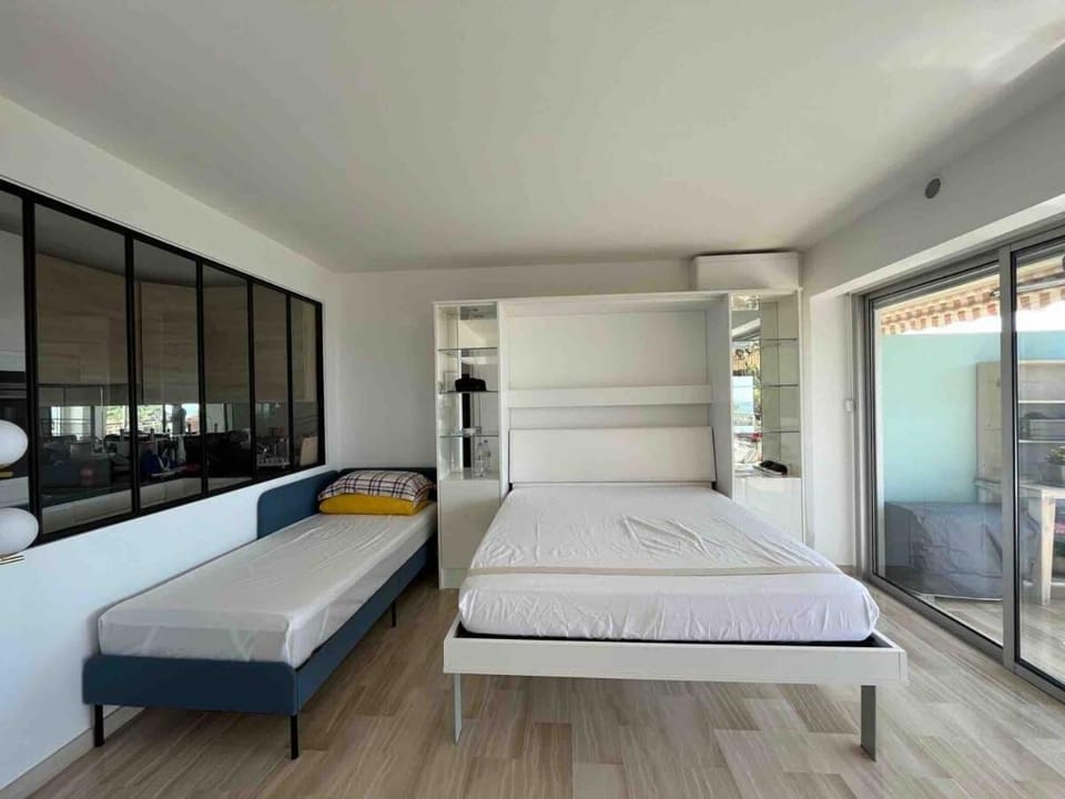 Photo of the whole room, Bedroom