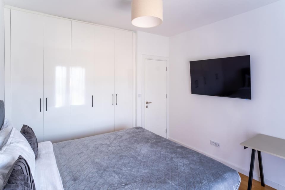 Bed, TV and multimedia, Bedroom, wardrobe