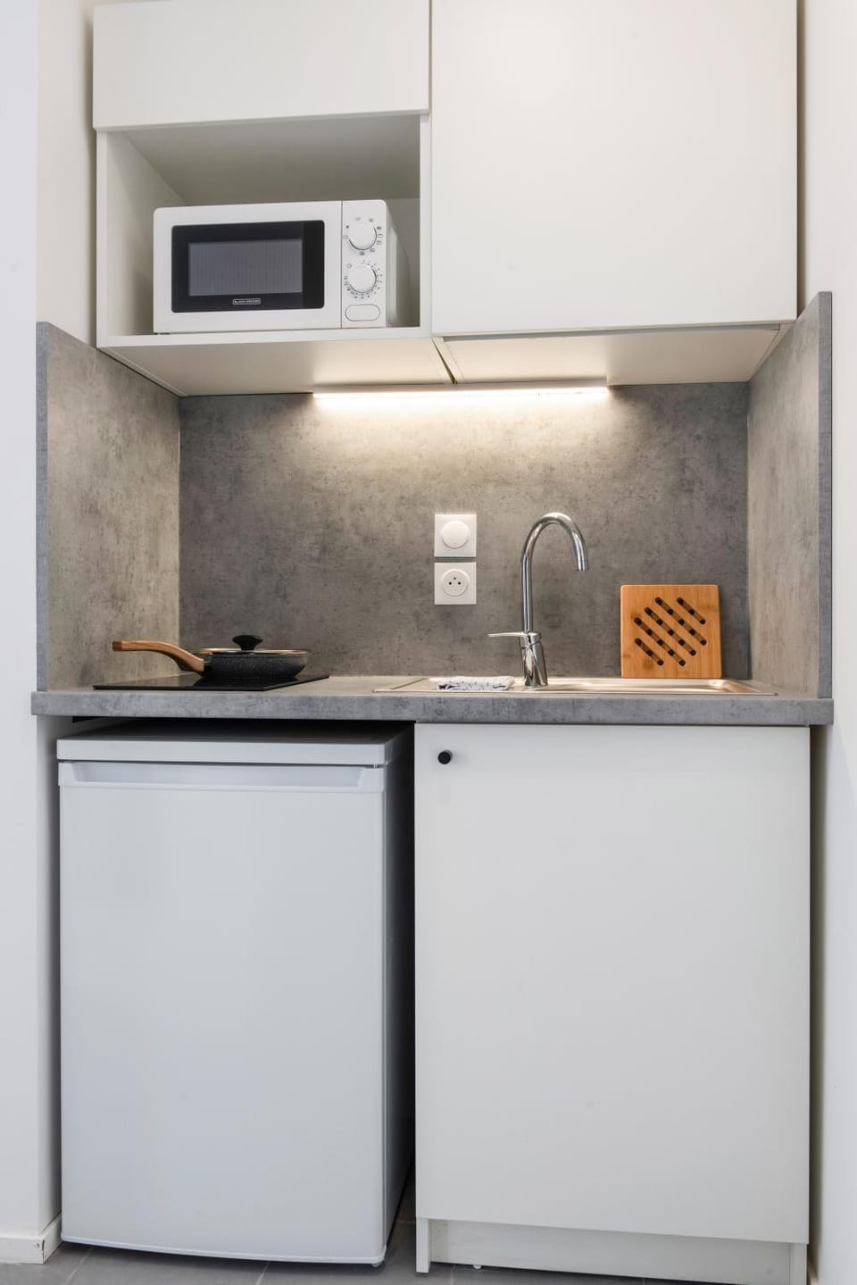 Kitchen or kitchenette, minibar, stove
