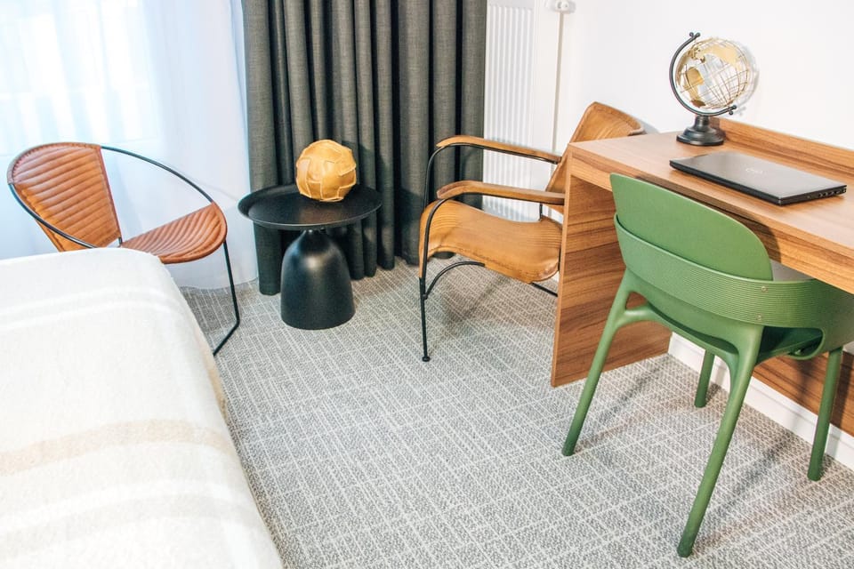 Living room, Seating area, Dining area, hair dresser