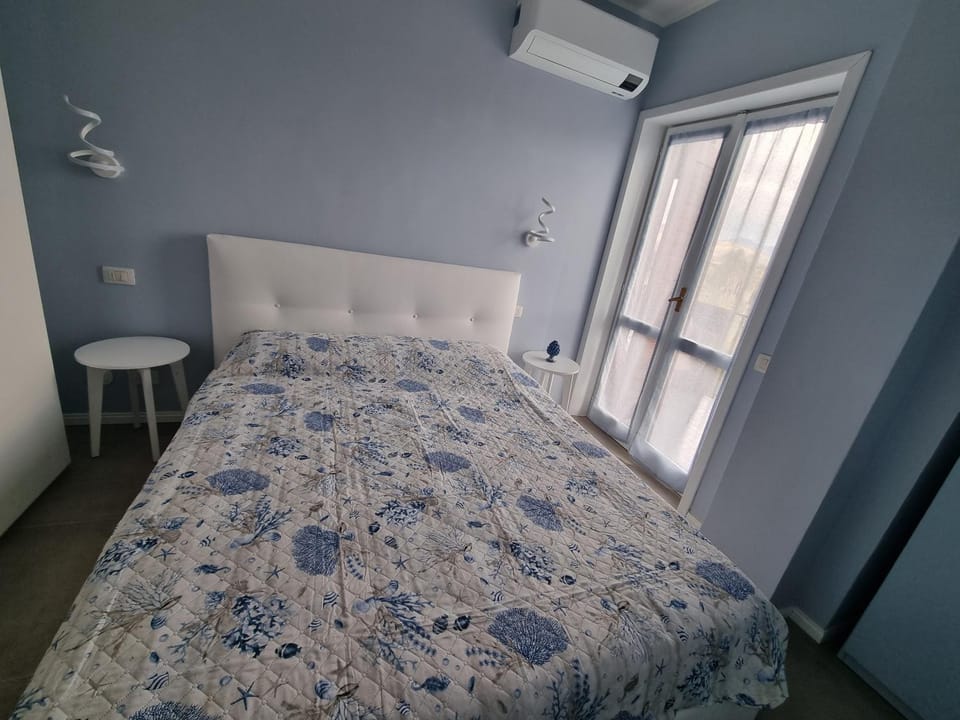 Bedroom, air conditioner