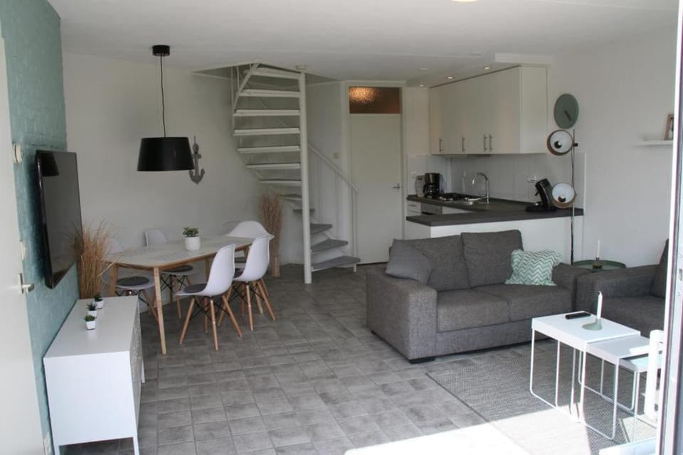 Kitchen or kitchenette, Seating area, Dining area