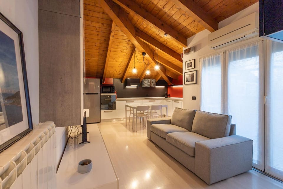 TV and multimedia, Kitchen or kitchenette, Living room, Seating area