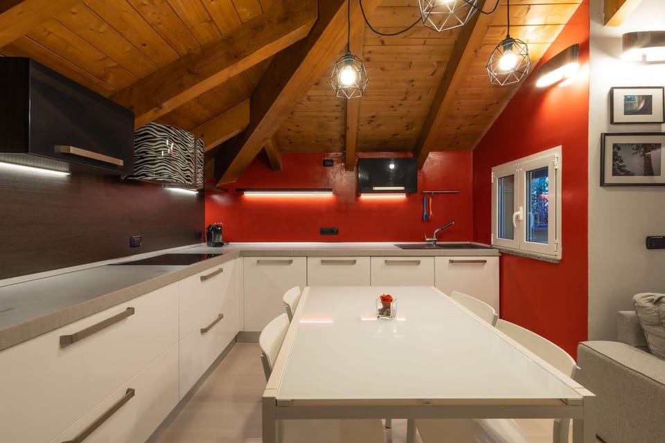 Kitchen or kitchenette, Dining area, stove