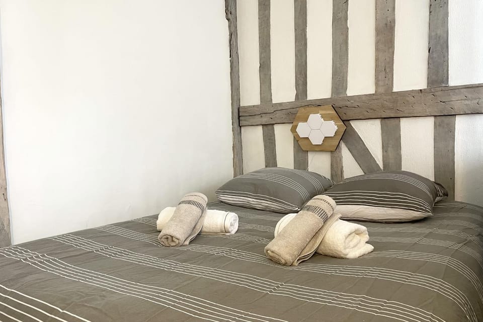 Bed, Photo of the whole room, Bedroom, towels