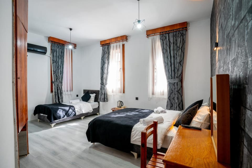 Bed, TV and multimedia, Living room, Photo of the whole room, Seating area, Bedroom, towels, air conditioner