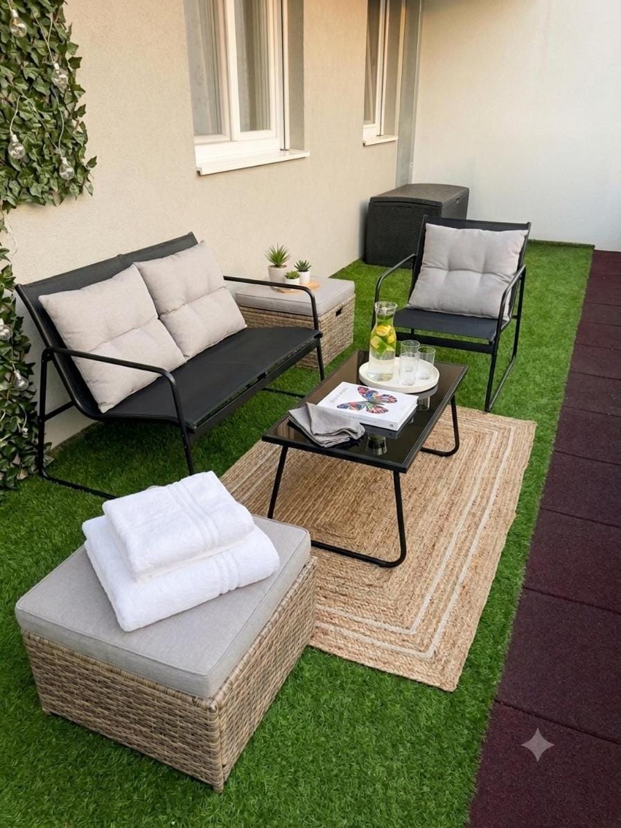 Close to center big terrace city tram garage parking place fast WIFI Super king size bed grocery 1min Apartment in City of Zagreb