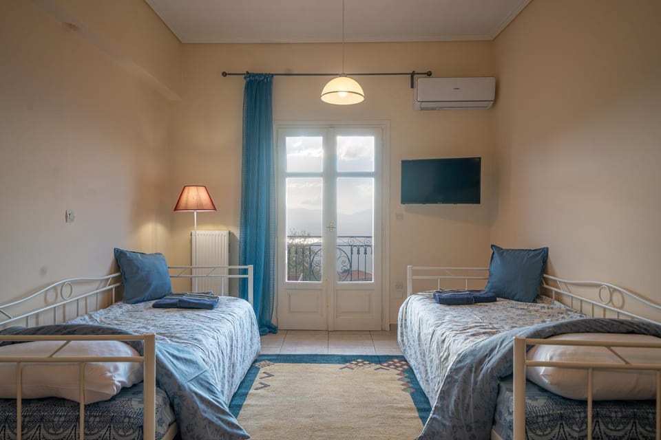 Bed, TV and multimedia, View (from property/room), Photo of the whole room, heating, air conditioner