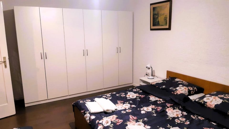 Bed, Bedroom, towels, wardrobe