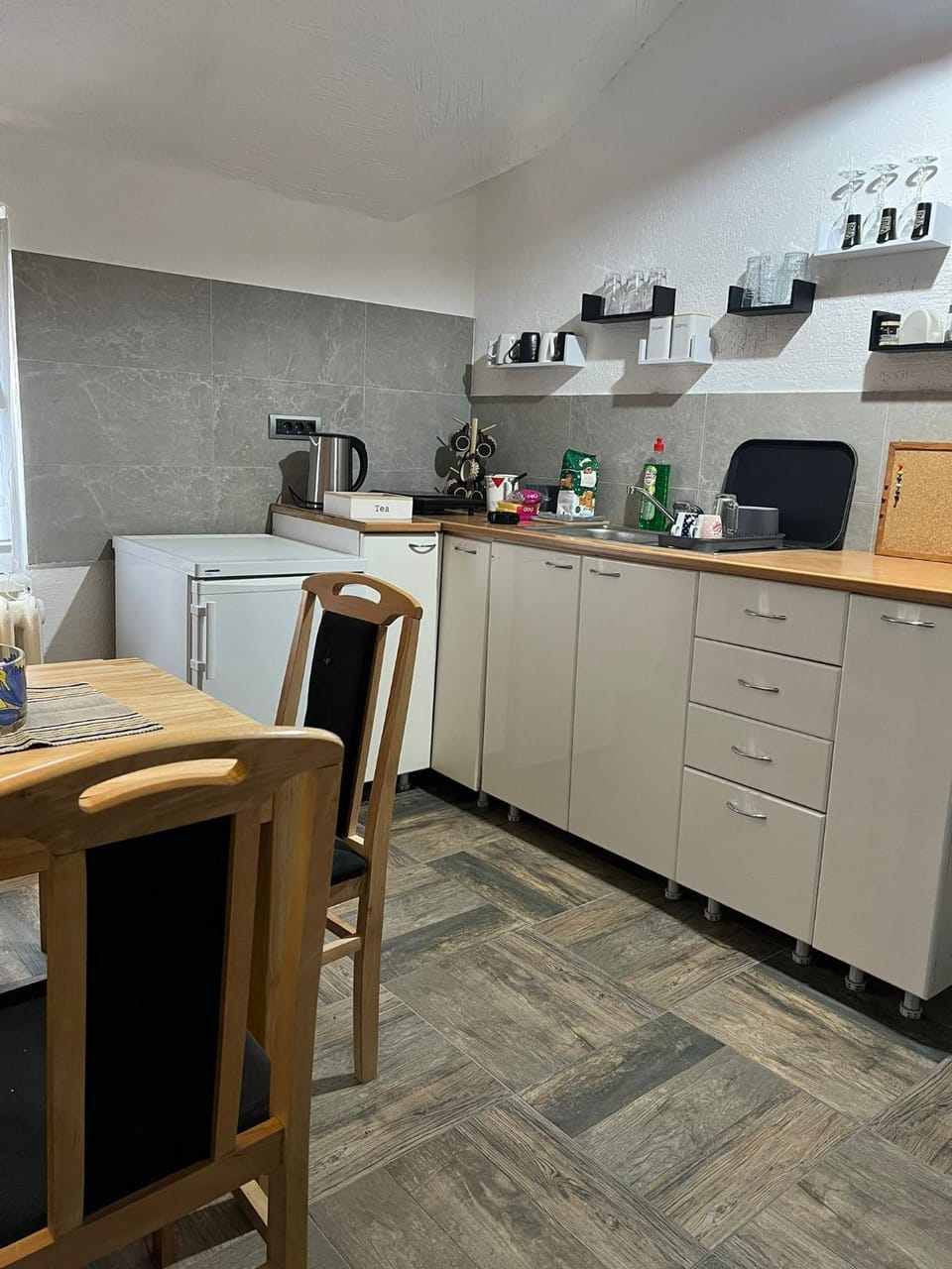 Coffee/tea facilities, Kitchen or kitchenette, Living room