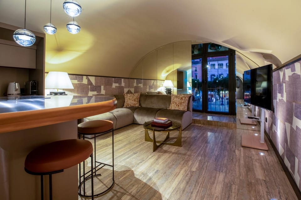 TV and multimedia, Kitchen or kitchenette, Living room, Photo of the whole room, Seating area, Dining area