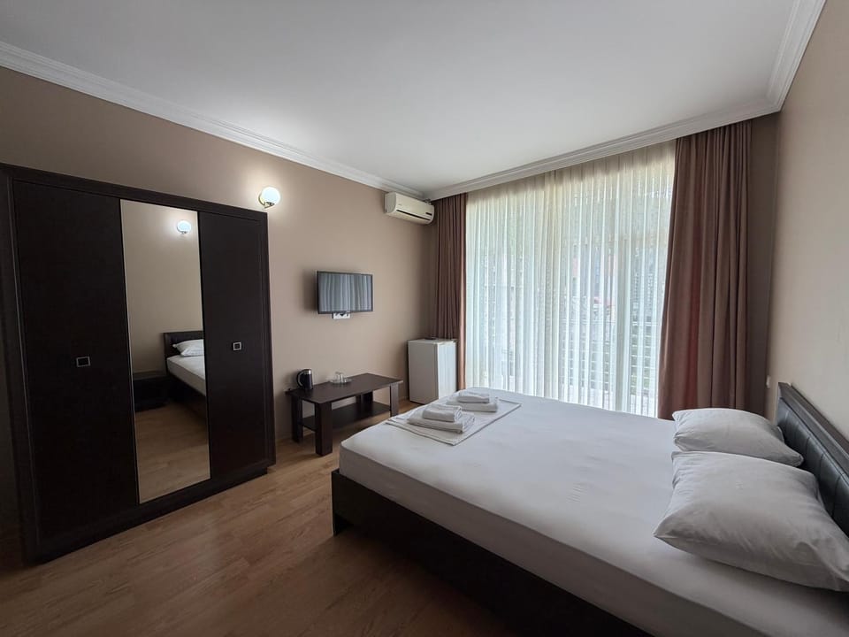 Bed, TV and multimedia, Photo of the whole room, Bedroom, wardrobe