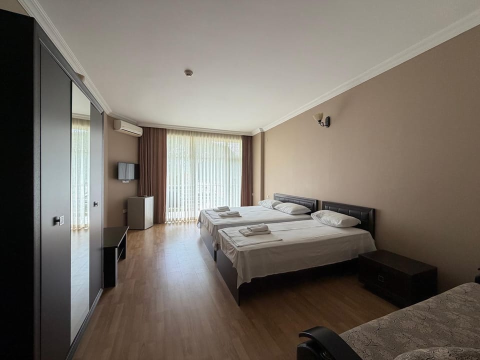 Bed, TV and multimedia, Photo of the whole room, Bedroom
