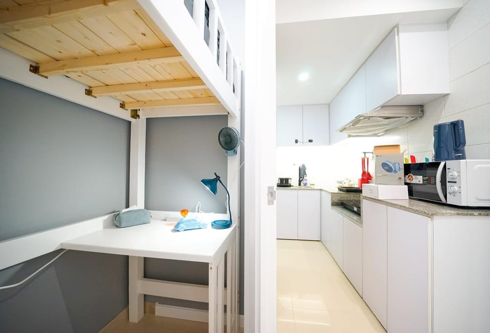 Kitchen or kitchenette, minibar, stove