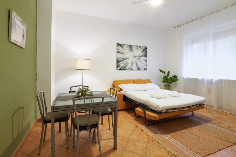 Bed, Living room, Photo of the whole room, Seating area, Dining area