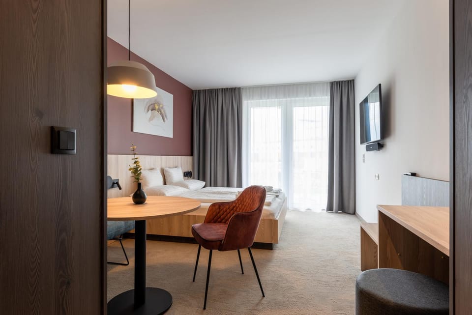 Bed, TV and multimedia, Photo of the whole room, Seating area, Dining area, Bedroom
