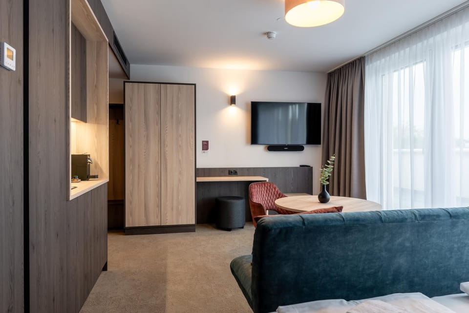 TV and multimedia, Seating area, Bedroom