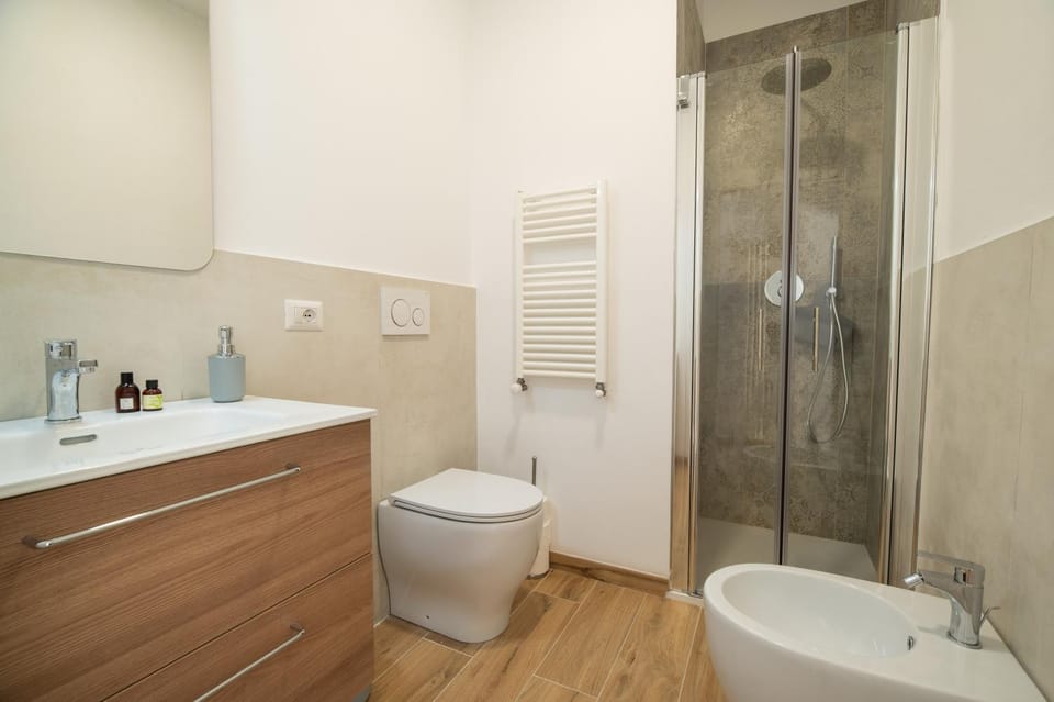 Shower, Toilet, Bathroom, bidet, towels