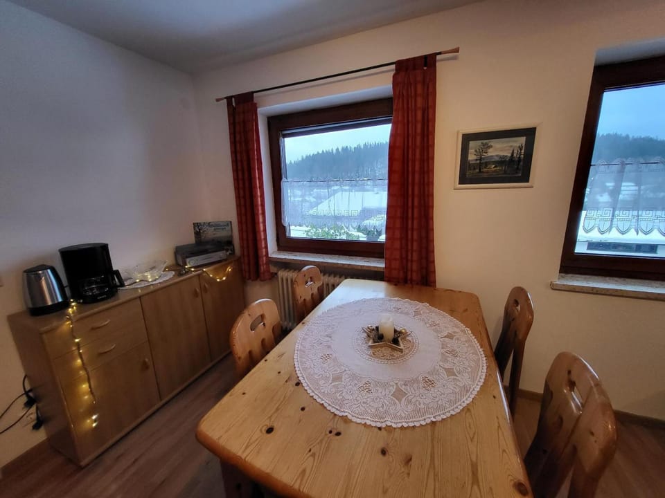 Seating area, Dining area
