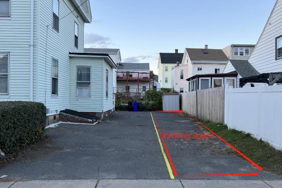 19 Malden 3Br Apt on 2F with WIFi and Free parking with Windows AC Apartment in Malden