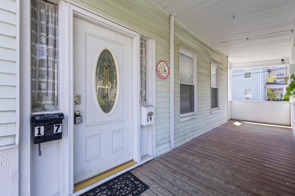 19 Malden 3Br Apt on 2F with WIFi and Free parking with Windows AC Apartment in Malden