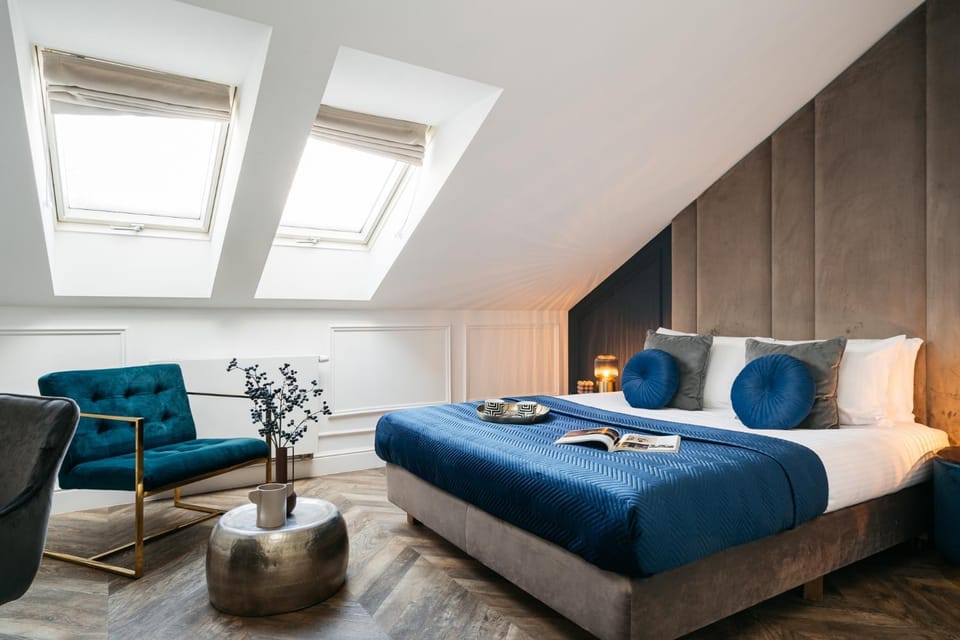 Bed, Seating area