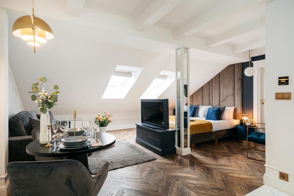 Bed, TV and multimedia, Living room, Seating area